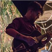 Licenciado en educación y pedagogía en música. Formador musical y músico profesional